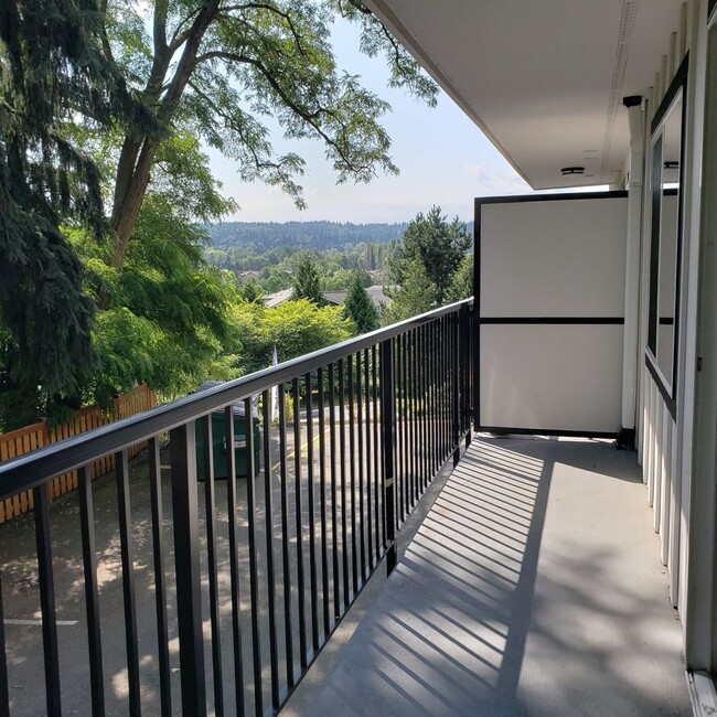 Building Photo - Spacious 2BR 1BA Recently Renovated Condo ...