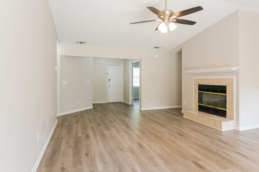 Building Photo - 11846 Marabou Ct N