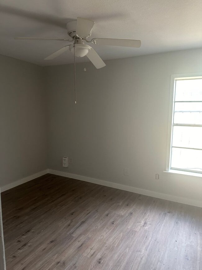 Building Photo - LARGE CORNER LOT!  2 bed 1 bath, could be 3 bedroom