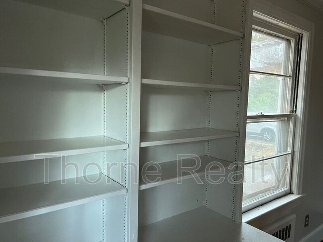 Building Photo - 422 N Mercer St