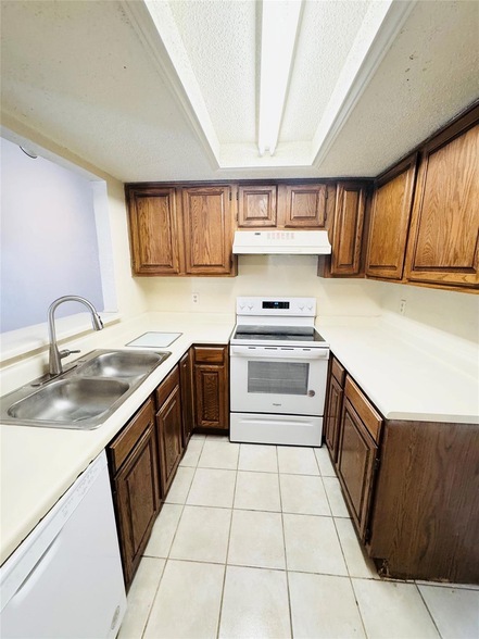 Building Photo - 1318 Bluffview Dr
