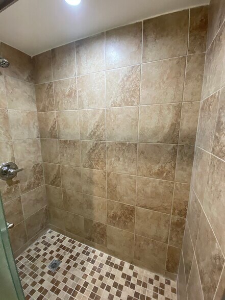 Building Photo - 410 N Glenwood Plz