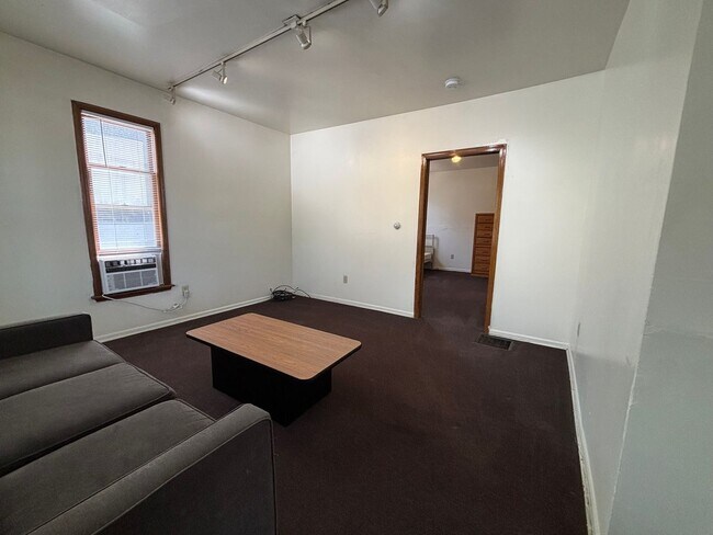 Building Photo - 524 S Forest Ave