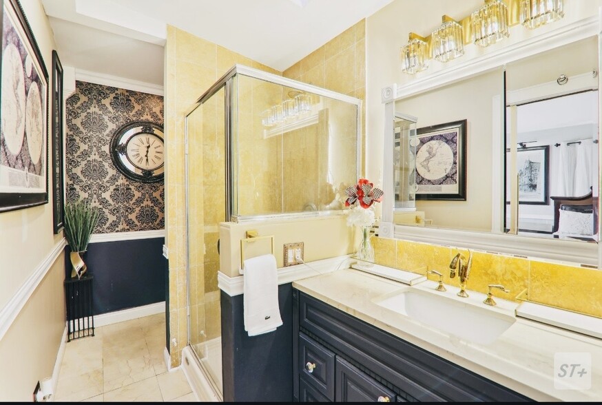 Primary En-Suite Bathroom - 708 N Rockwell St