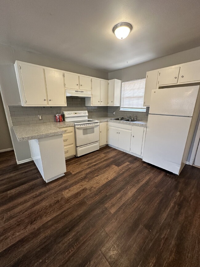 Building Photo - Spacious Duplex with Off-Street Parking