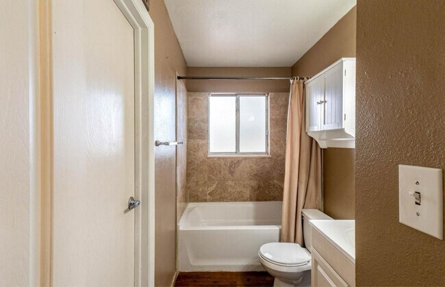 Building Photo - 3217-D 1/2 D 1/2 Rd