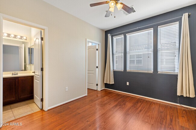 Building Photo - 2256 E Huntington Dr
