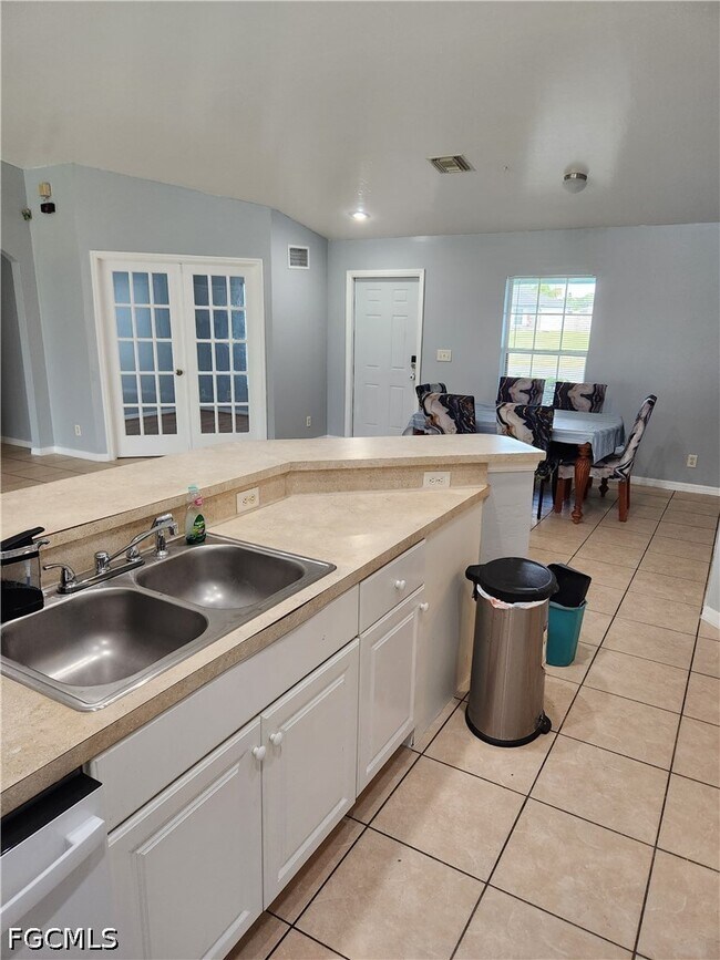 Building Photo - 1627 S Gator Cir