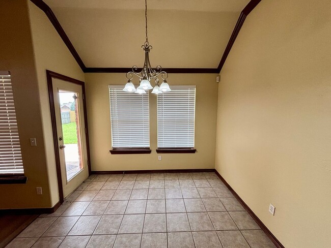 Building Photo - Charming 4 Bed 2 Bath in Yukon