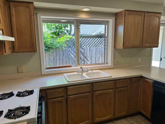 Building Photo - Large 2 bedroom 2 bathroom duplex with gar...