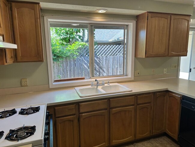 Building Photo - Large 2 bedroom 2 bathroom duplex with garage!  MOVE IN SPECIAL!