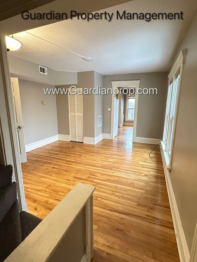 Building Photo - Kenwood Apartment, Private Entry, Parking, Pets Welcome, Video Walk Through