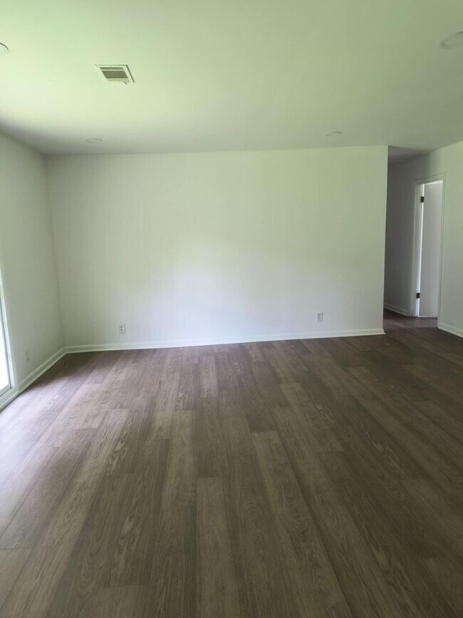 Building Photo - Fully Renovated 3 Bedroom, 2 Bath Home