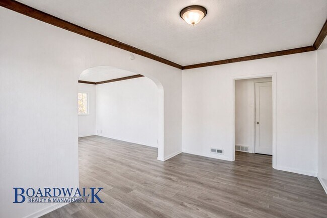 Building Photo - 105 300 E