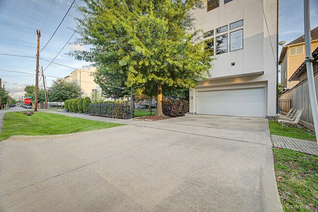 Building Photo - 1705 Alamo St