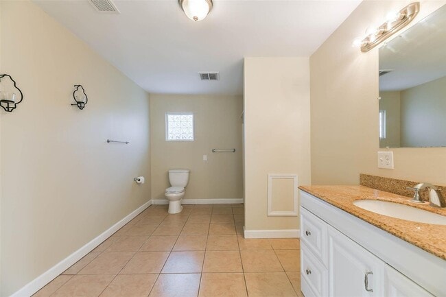 Building Photo - 11 Lyncrest Dr