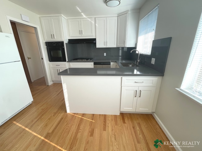 Building Photo - Remodeled Three Bedroom Plus Bonus Room House in Daly City