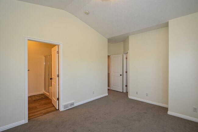 Building Photo - Stunning Row End Townhome In Excellent Loc...