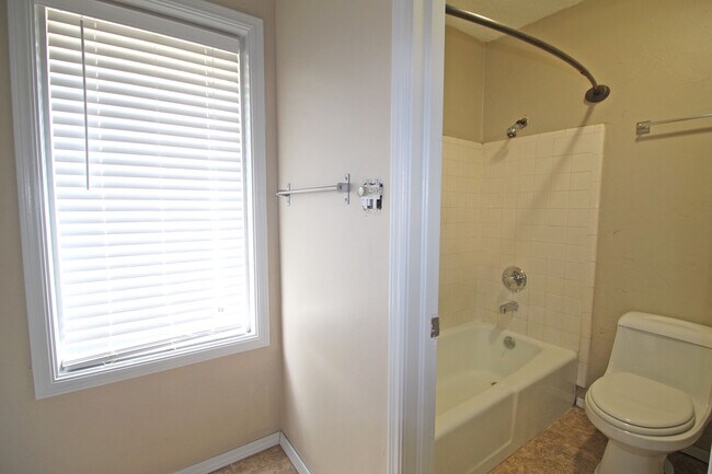 Building Photo - Spacious 4 Bedroom in South Tulsa