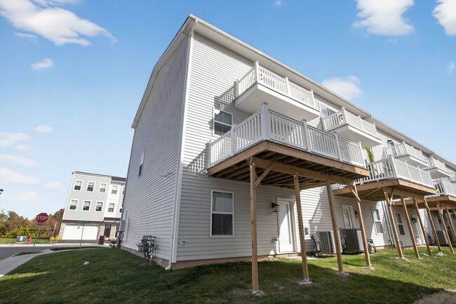 Building Photo - Beautiful 3 Bedroom, 2.5 Bath Bridgeport Townhome!