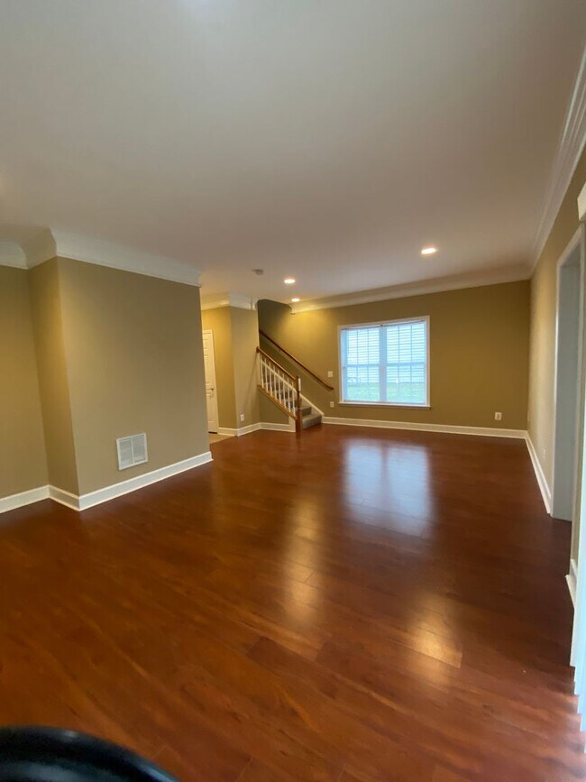Building Photo - Bright and Spacious End Unit Townhouse in ...
