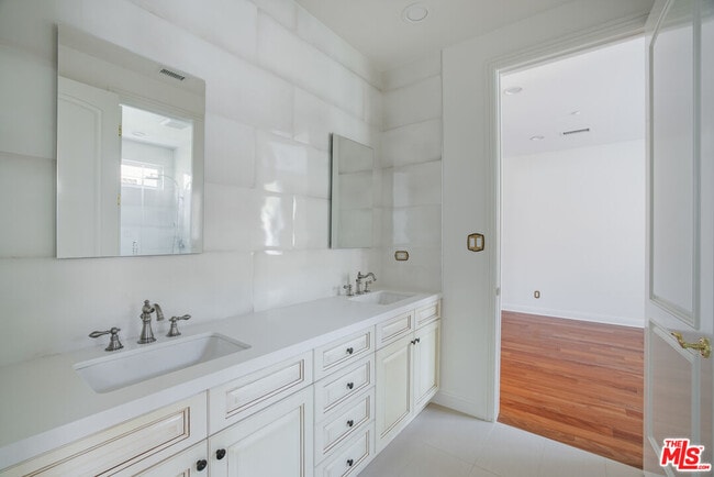 Building Photo - 16800 Calle Montecito