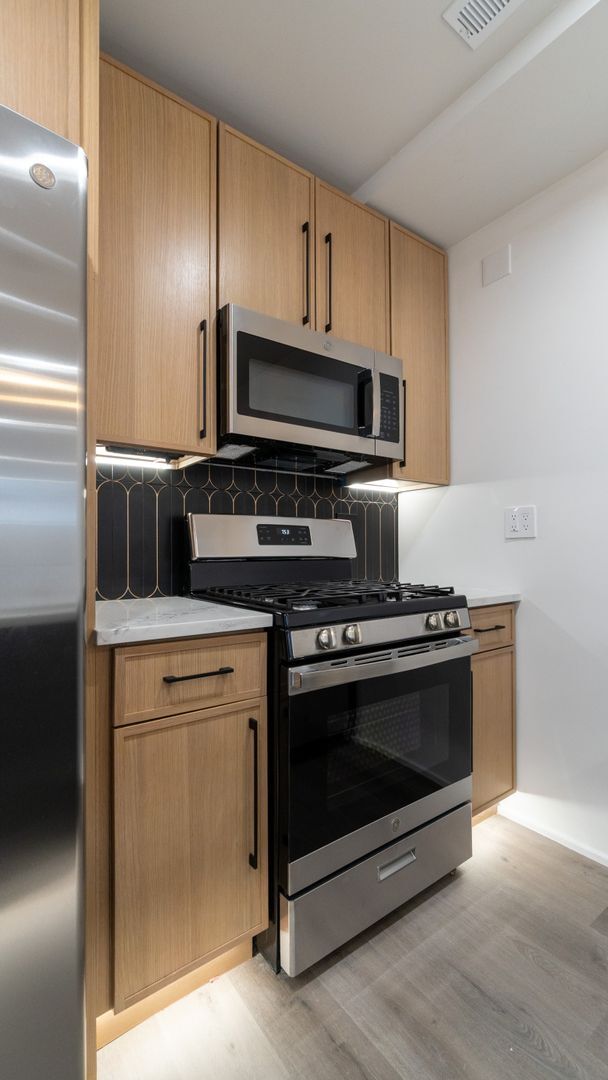 Building Photo - Contemporary 2-Bed, 2-Bath Garden Apartment in Uptown – Move-In Ready!