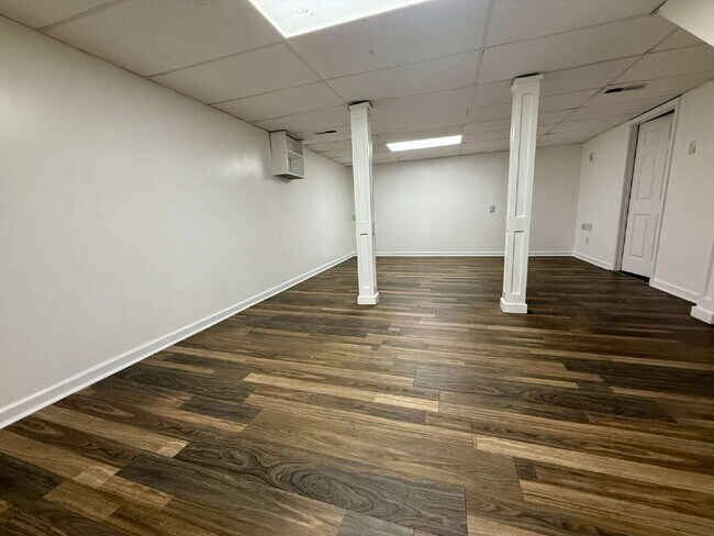 Building Photo - 3 Bedroom / 2 Bathroom Home in Springfield