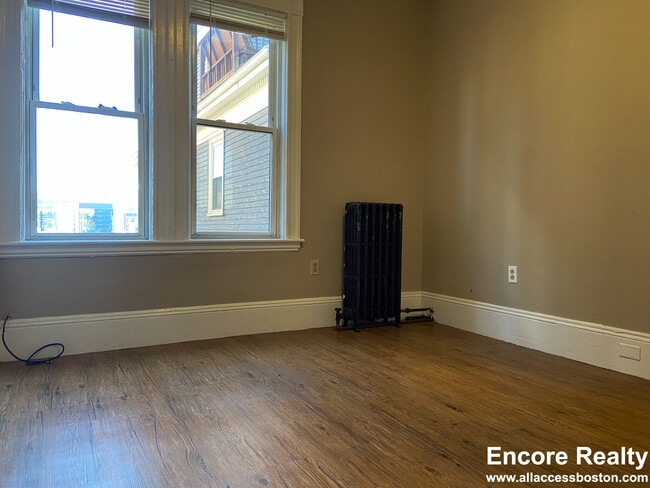 Building Photo - 8-8 Sunset St