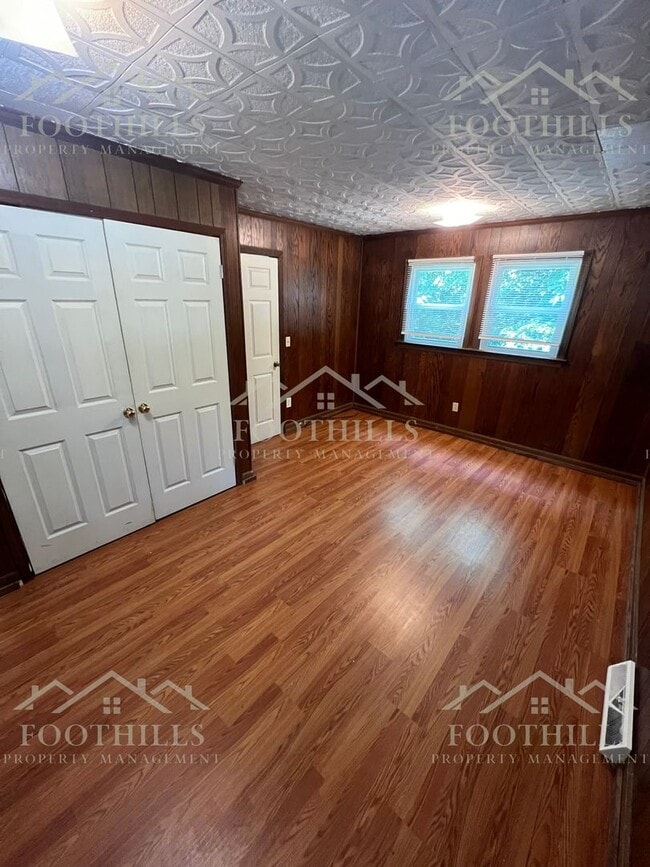 Building Photo - Spacious 3 Bedroom Home Near Anderson Univ...
