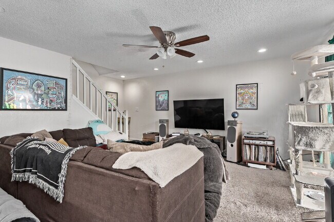 Building Photo - Lovely Three bed / Two bath for rent