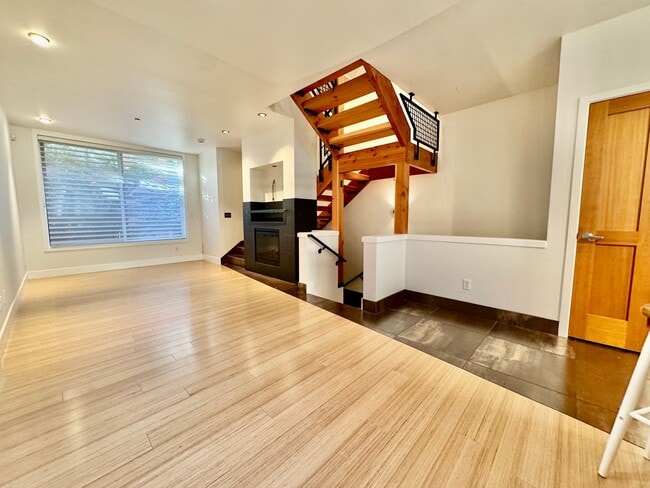 Building Photo - Stunning Fremont Townhome - Incredible Loc...