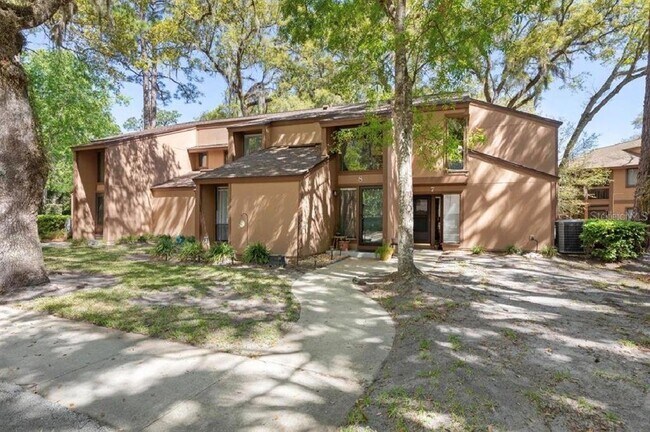 Building Photo - 8 Fairways Cir