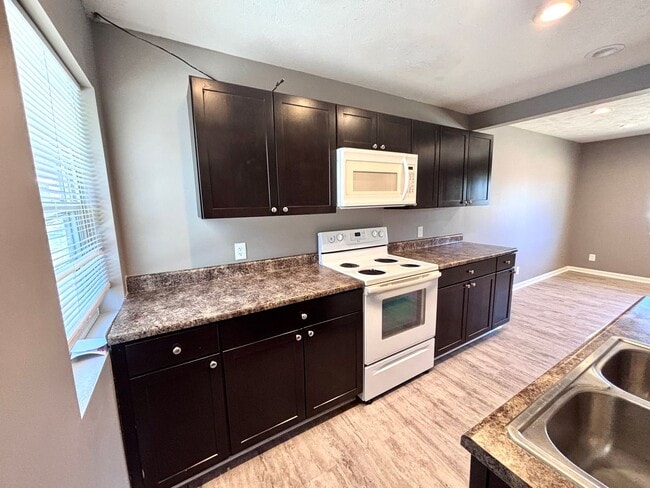 Building Photo - 3222 S 40th St