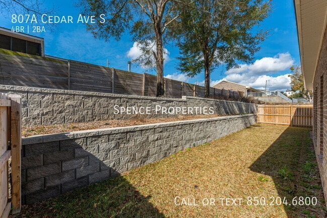 Building Photo - 807A Cedar Ave S