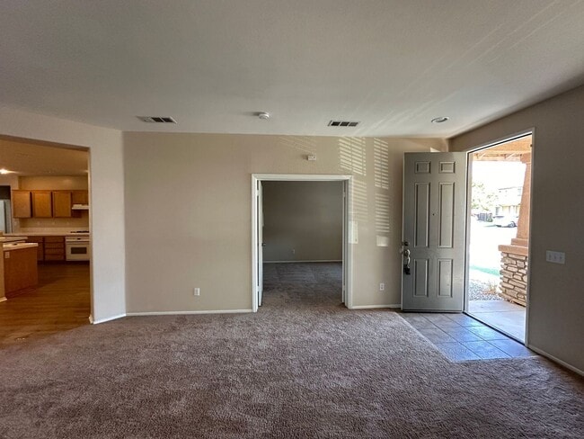 Building Photo - 4 BEDROOM HOME + OFFICE IN VICTORVILLE