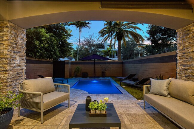 Building Photo - 1215 NE 1st St