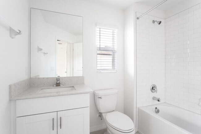 Building Photo - 2 MONTHS FREE!! APPLY NOW! 2BED 2.5BATH