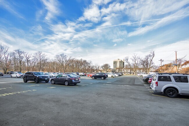 Building Photo - 2335 Hudson Terrace