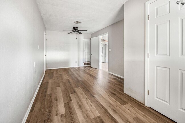 Building Photo - 1811 Deer Park Way