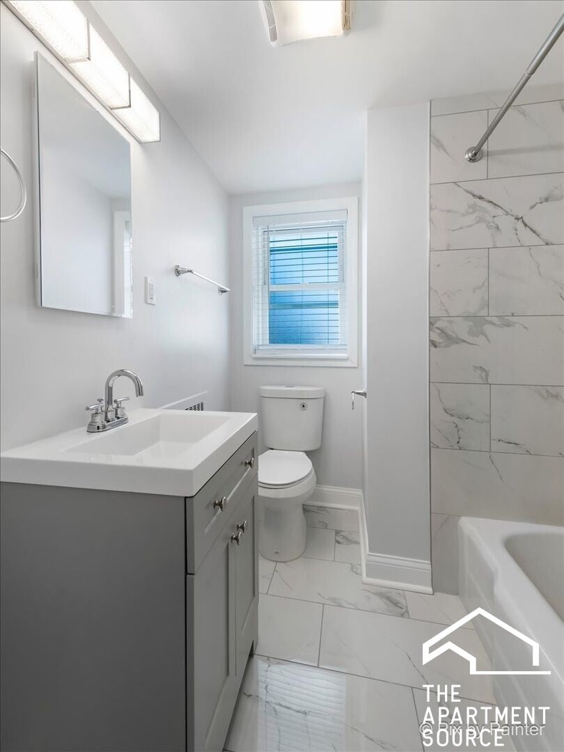 Building Photo - 2711 W Berwyn Ave