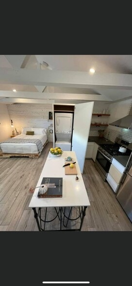 Building Photo - 463 Menker Ave