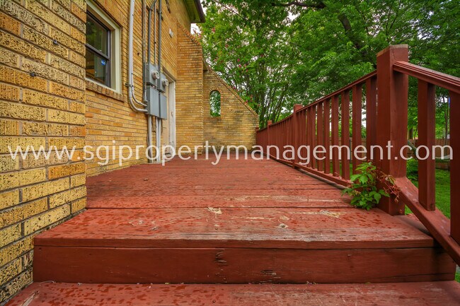 Building Photo - 902 S Oak Cliff Blvd