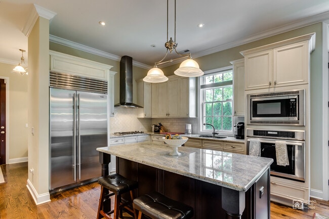 Building Photo - 932 Westmoor Rd