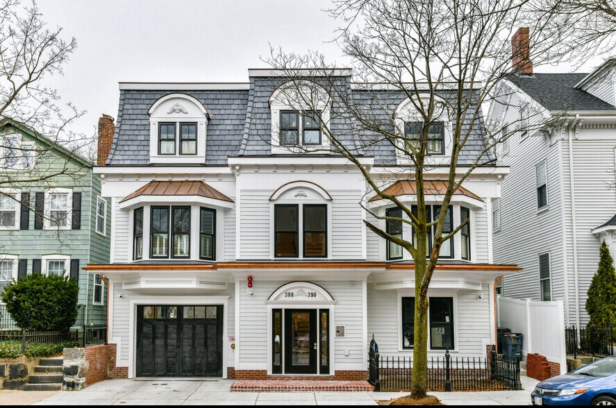 Building Photo - 388 W 4th St