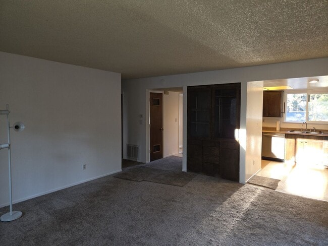 Building Photo - Two bedroom unfurnished in Sierra Tract