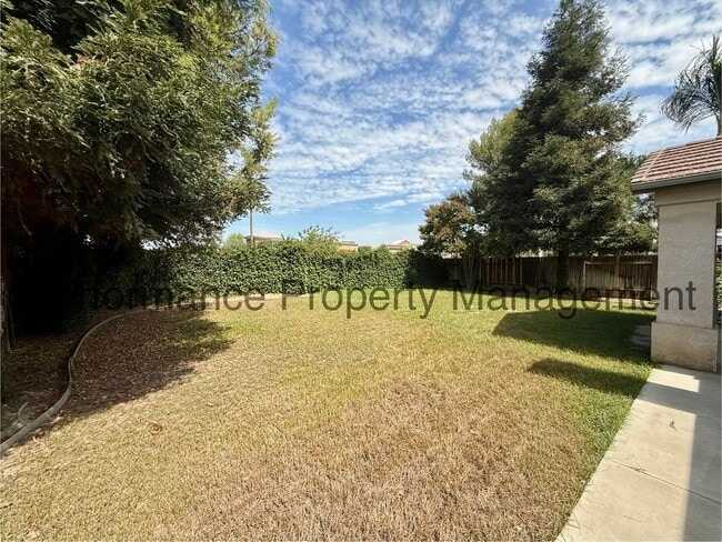 Building Photo - Stunning 4 Bed/2 Bath SW Bakersfield Home ...