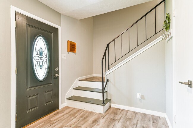 Building Photo - 207 Woodvale Dr