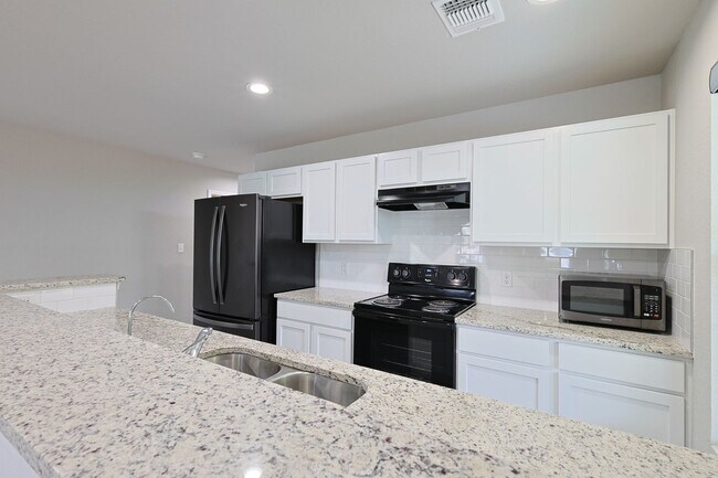 Building Photo - Charming 3/2 Minutes from Downtown NBTX