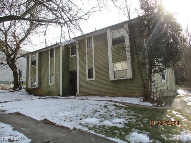 Primary Photo - 300 Seitz St